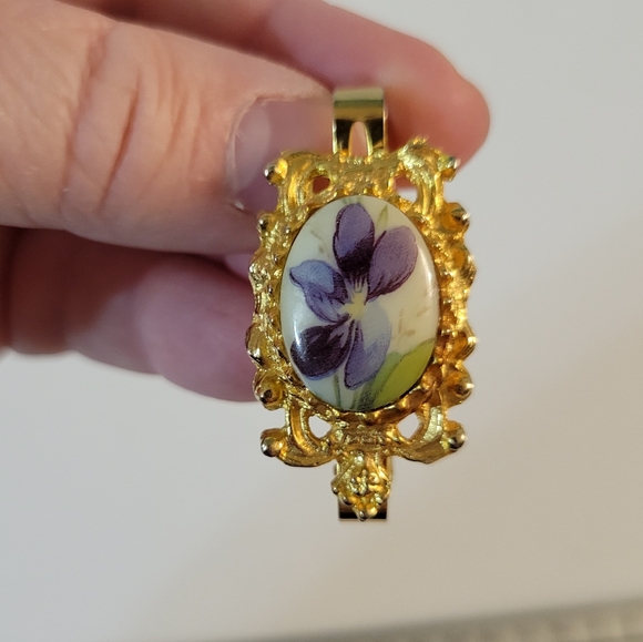 Estate Jewelry - Hand Painted Scarf Clip Vintage Flower Goldtone
